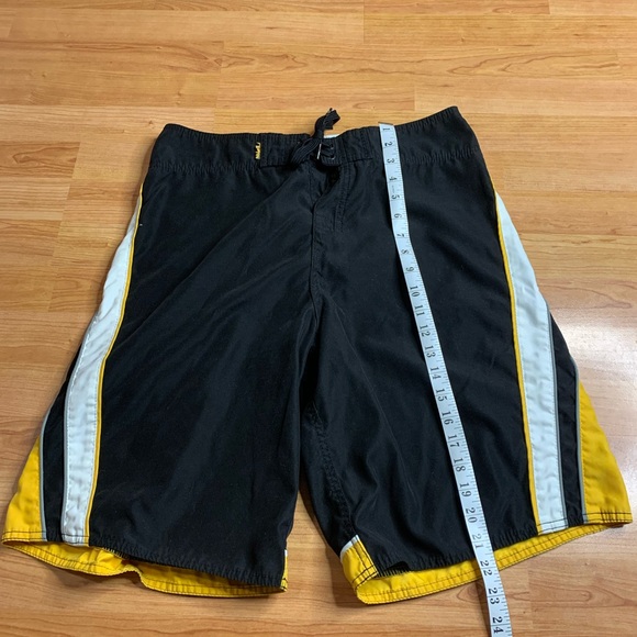 Quiksilver Men’s Board Shorts Size 31 Black Yellow White Y2K Surf Trunks - Picture 9 of 10